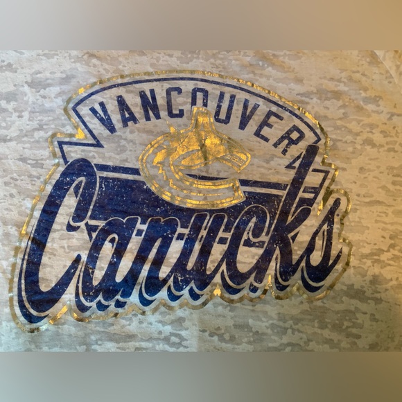 Women’s Canuck tee medium - Picture 2 of 5